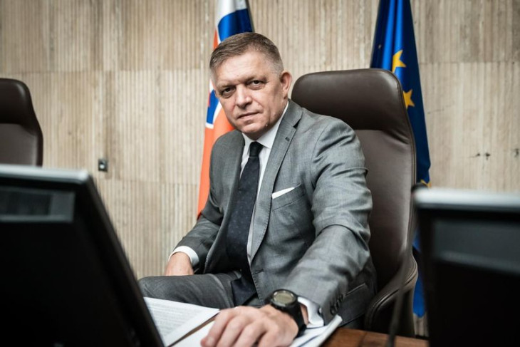 Ellenlábasainak üzent a bottal járó Fico