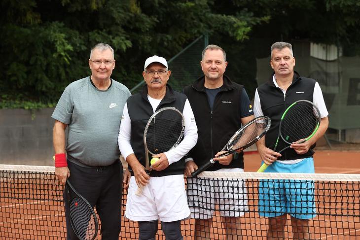 A Laver Kupa Londonban, Tisztelt Ász! Budapesten