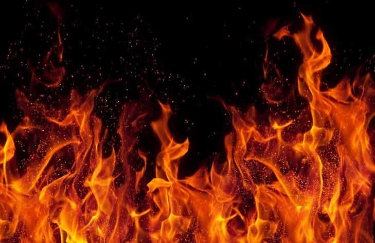 Komoly tűz – több ezer szalmabála kapott lángra