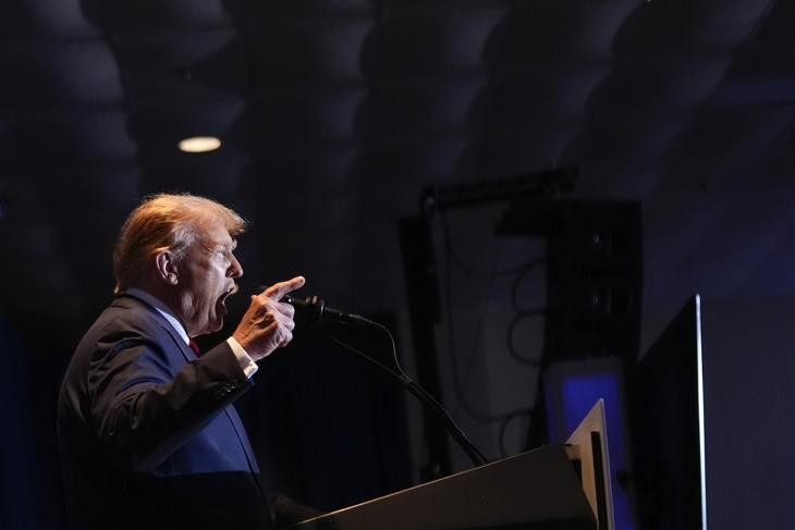 Donald Trump volt amerikai elnök támogatóihoz beszél egy kampánygyűlésen 2024 februárjában. Az elnökválasztás a Trump Media árfolyamára is óriási hatással lehet