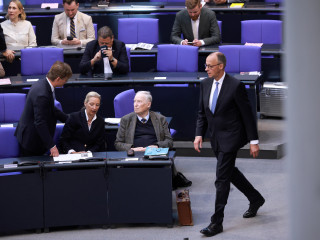 Friedrich Merz, a Kereszténydemokrata Unió (CDU) vezetője és kancellárjelöltje (j) a kancellárrá választásáról tartott szavazás után a német parlamenti alsóház, a Bundestag ülésén Berlinben 2025. május 6-án. 