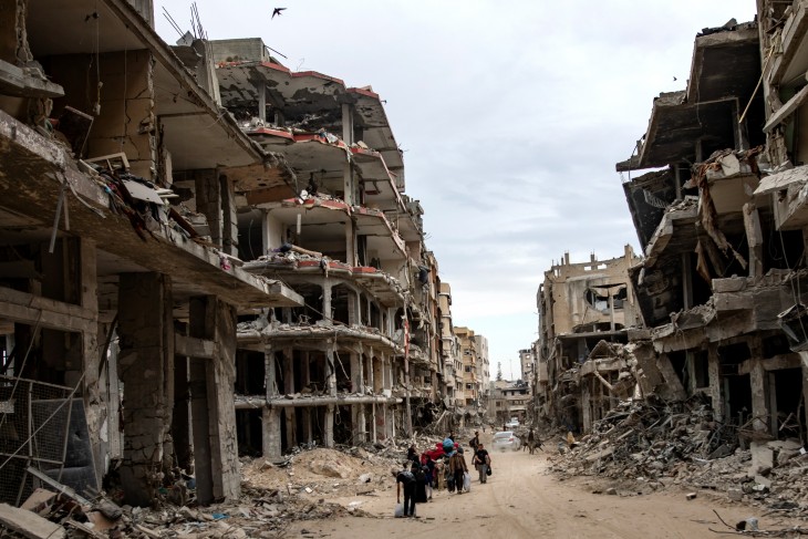 Palesztinok és a lerombolt otthonaik a Gázai övezet déli részén, Khan Júniszban. 2014. április 8. 