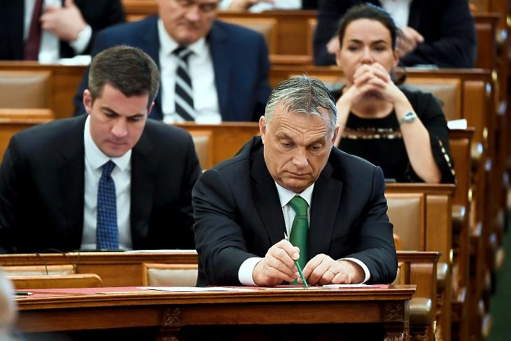Orbán Viktor az Országgyűlés plenáris ülésén 2020. április 6-án. Fotó: MTI/Koszticsák Szilárd