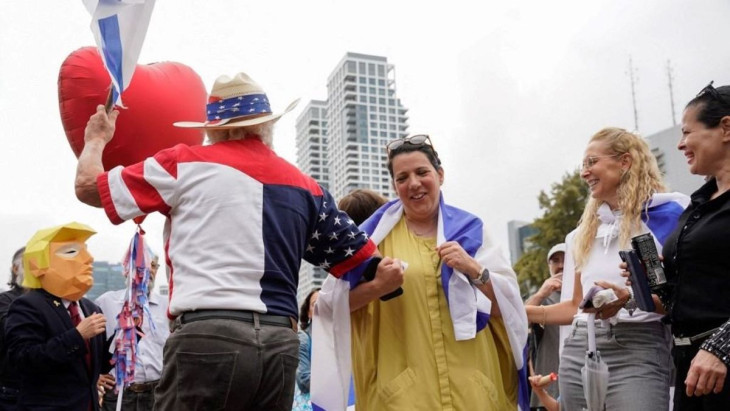 Ünnepelnek az emberek Tel Aviv főterén