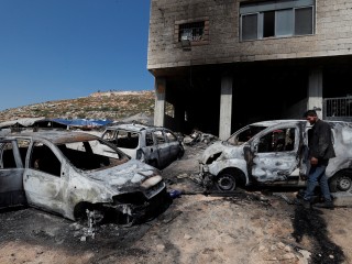 Izraeli telepesek által felgyújtott ház és autók a ciszjordániai Ramallah közelében 2024. április 13-án  