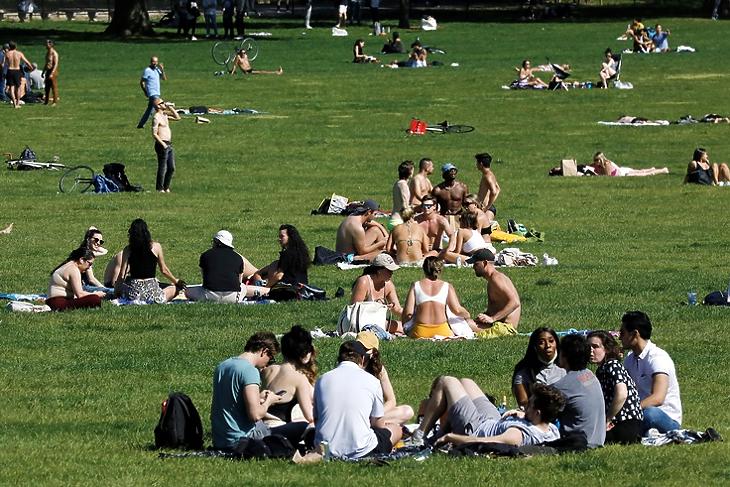  Pihenő emberek a New York-i Central Parkban 2021. május 14-én. (Fotó: EPA/Peter Foley)