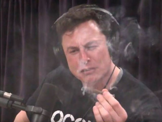Elon Musk élő adásban füvezik, 2018. szeptember  