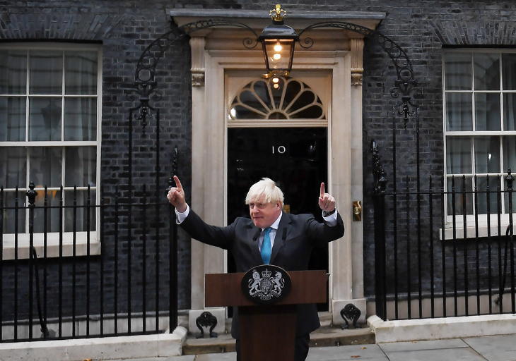 Az elmúlt években romantikus vígjáték helyett inkább vitriolos szatírába vagy tragikomédiába illő fordulatoknak adott helyt a Downing Street 10. Boris Johnson búcsúbeszéde (?) a kormányfői hivatal előtt. Fotó: EPA/NEIL HALL 