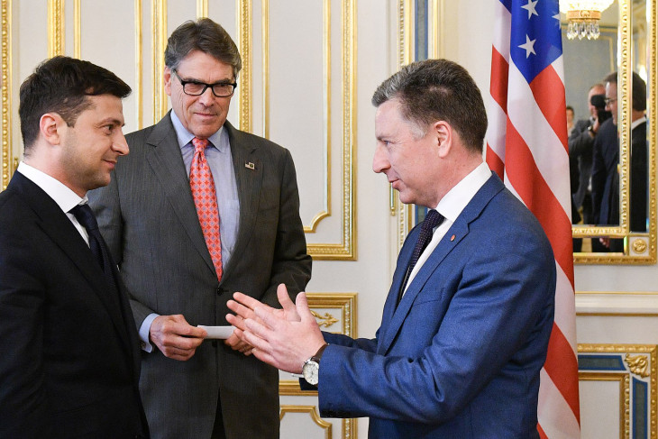 Régi ismerősök: Volodimir Zelenszkij 2019-es elnöki beiktatásán beszélget Kurt Volker akkori amerikai különmegbízottal