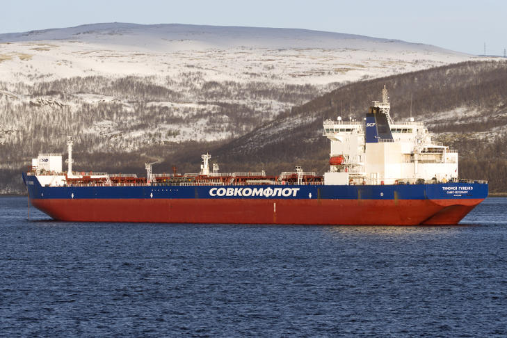 A Timofej Guznyenko nevű orosz jégtörő tankhajó. A most összevásárolt olajszállítók nem tudnak majd jeget törni, de valamekkora részét átvehetik az orosz olajexportnak. Fotó: Wikimedia