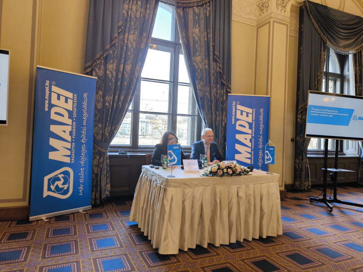 Valentina Rosi, a Mapei csoport vezérigazgatója és Markovich Béla, a Mapei Kft. ügyvezetője tartanak sajtótájékoztatót