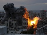 Izraeli ellentámadásban rakétacsapás ér egy lakóövezetet Gáza városában. Fotó: MTI / AP / Adel Hana