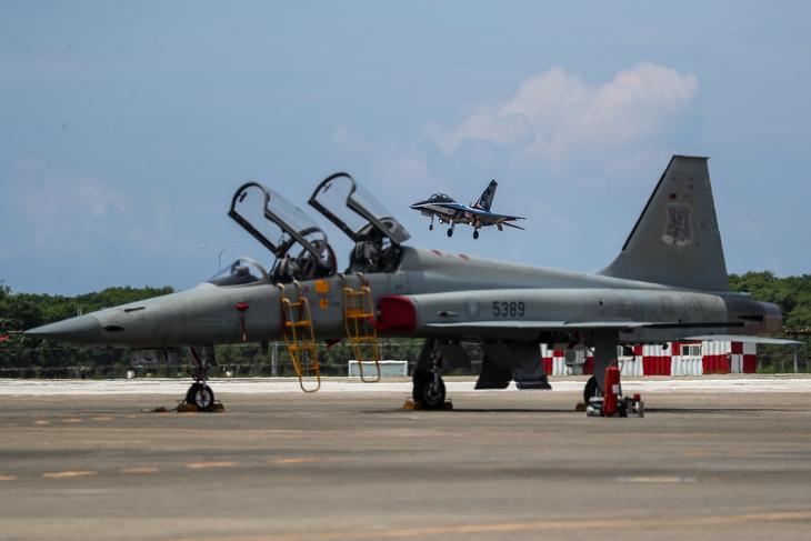 Tajvani katonai repülőgépek ( felül egy AIDC T-5 Brave Eagle, alul egy F-5) egy taitungi légibázison 2022. július 6-án. EPA/RITCHIE B. TONGO