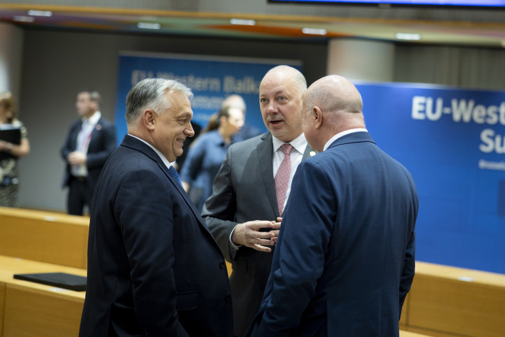 Van mit megbeszélni: Orbán Viktor miniszterelnök, Roszen Zseljazkov lemondott bolgár kormányfő és Christian Stocker osztrák kancellár (háttal) az Európai Unió és a nyugat-balkáni országok csúcstalálkozóján Brüsszelben 2025. december 17-én