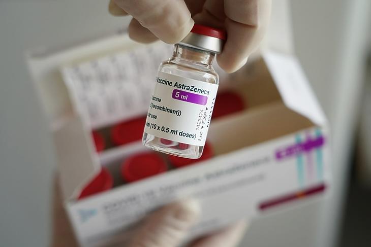 Gyanús esetek: egy nővér tartja az AstraZeneca-vakcinát tartalmazó ampullát a németországi Senftenbergben 2021. március 3-án. EPA/Sean Gallup / POOL