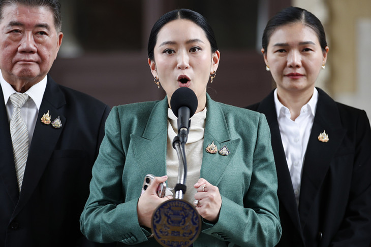 Nem volt menekvés: az etikai vétség gyanújával perbe fogott Paetongtarn Sinavatra thaiföldi miniszterelnök sajtóértekezletet tart, miután az alkotmánybíróság felfüggesztette hivatalából 2025. július 1-jén. 