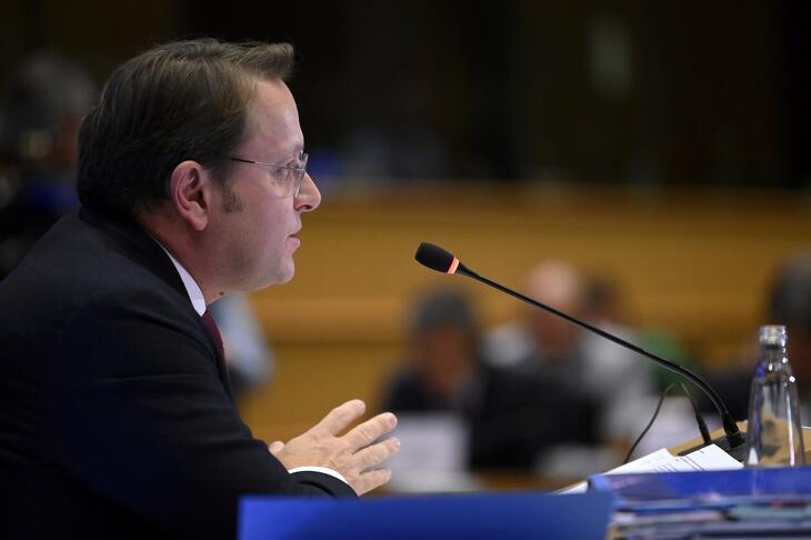 Egy év után végre maga mellé vesz valakit Várhelyi Olivér – de érdekes figurát választott