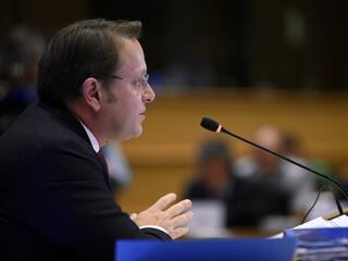 Egy év után végre maga mellé vesz valakit Várhelyi Olivér – de érdekes figurát választott