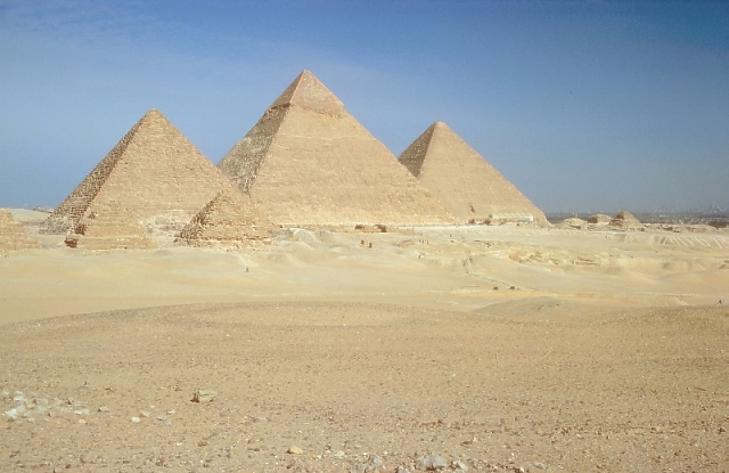 Robbantottak a gízai piramisoknál – turistabusz volt a célpont