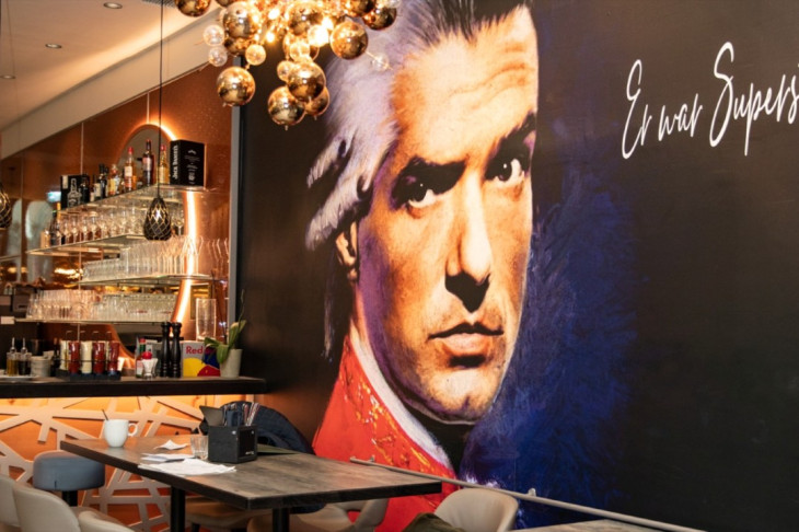 A Rock Me Amadeus a popikon egyik legnagyobb slágere – a Falco's bár belülről 