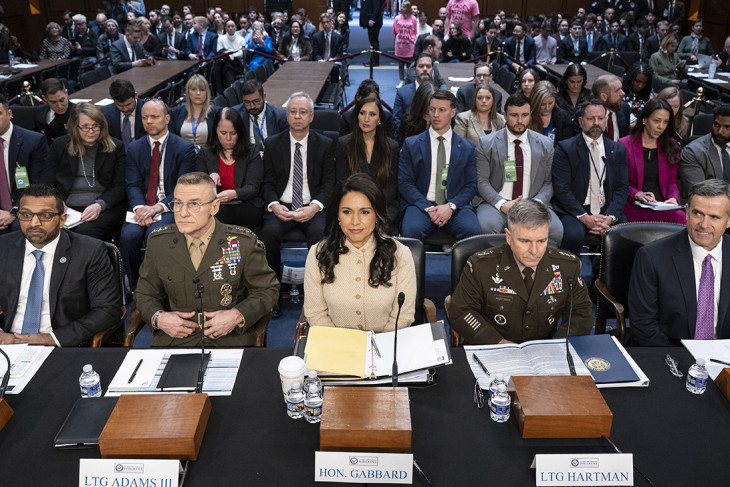Kash Patel, a Szövetségi Nyomozóiroda, az FBI igazgatója, James Adams altábornagy, a katonai hírszerző ügynökség igazgatója, Tulsi Gabbard, a Nemzeti Hírszerzés igazgatója, William Hartman altábornagy, a kibervédelmi parancsnokság ügyvezető parancsnoka és John Ratcliffe, a Központi Hírszerző Ügynökség, a CIA igazgatója (b-j) az amerikai szenátus hírszerzési bizottságának meghallgatásán Washingtonban 2026. március 18-án  