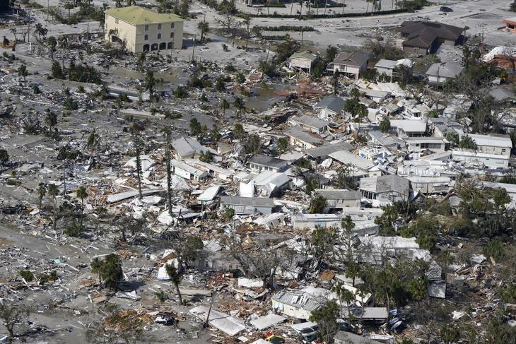 Légi felvétel az Ian hurrikán pusztításáról a Florida állambeli Fort Myers Beach településen 2022. szeptember 29-én. A négyes erősségű hurrikán özönvízszerű esőzéssel és közel 250 kilométer per órás széllel csapott le Florida partjaira. A vihar miatt több mint 2 millió ember maradt áram nélkül. Fotó: MTI/AP/Wilfredo Lee