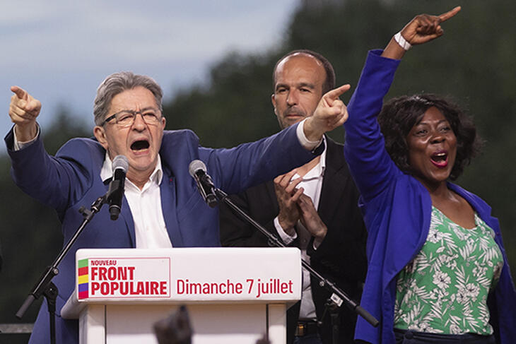 Jean-Luc Mélenchon, a radikális baloldali Engedetlen Franciaország (LFI) mozgalom alapítója Manuel Bompard pártelnökkel és Daniele Obono alelnökkel (b-j) ünnepel