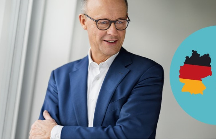 Friedrich Merz előre tekint