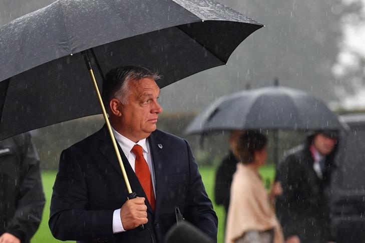 Nem ússza meg szárazon? Orbán Viktor kormányfő. EPA/RADEK PIETRUSZKA