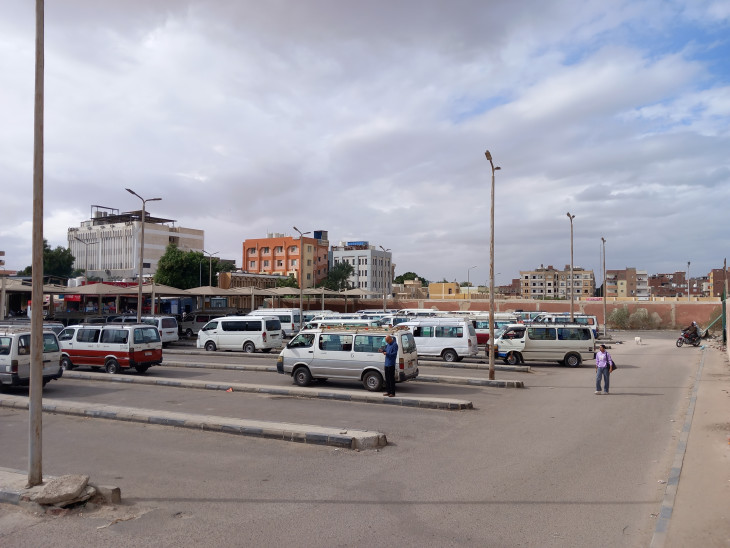 Hurghadában nincs közpénzen finanszírozott tömegközlekedés, ehelyett mikrobuszok viszik az utasokat