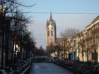 Delft, a háttérben az  Oude Kerk. Fotó: Wikipédia/Ludwig Schneider