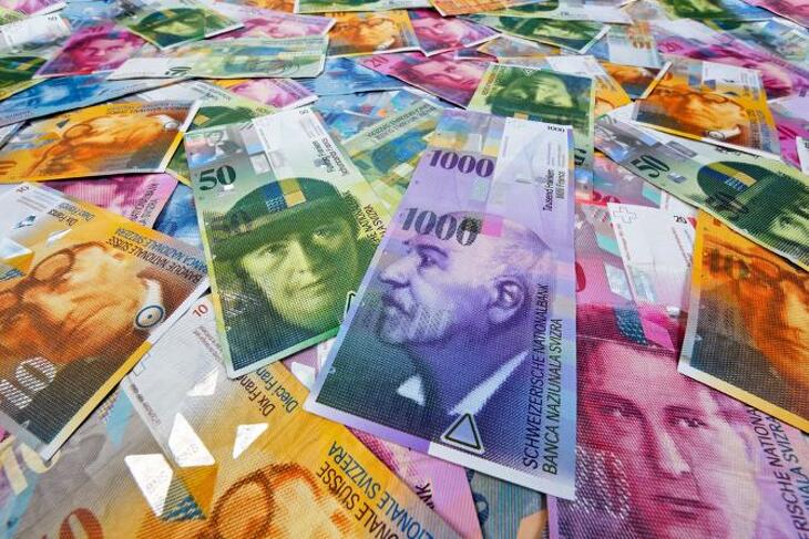 Erősödéssel nyitott a forint, már 395 alatt a frank
