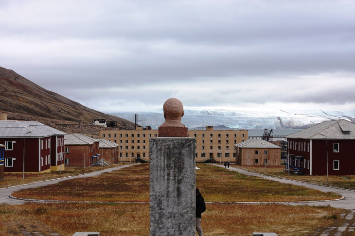 A szigeteken található az elhagyott szovjet bányászati település, Pyramiden
