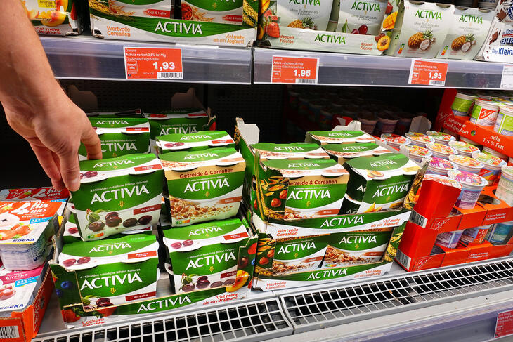 Alig csökkenő bevételből csinált sokkal kevesebb profitot a Danone