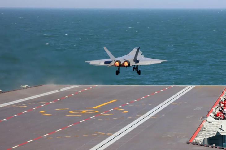 Egy J-35-ös száll fel a Fujianról – ilyet se láttunk még