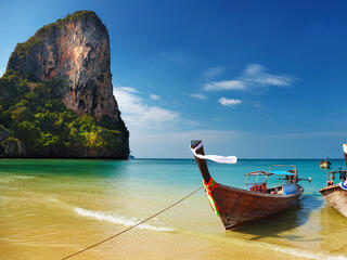 Thaiföld miniszterelnöke feloszlatja a parlamentet, előrehozott választásokra készül