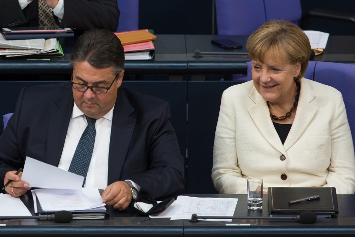 Ma már máshogy döntenének? Sigmar Gabriel akkori alkancellár és Angela Merkel akkori kancellár 2014-ben a Bundestagban Berlinben. Fotó: Wikipédia/Tobias Koch
