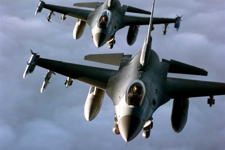 Két F-16-os gép, megpakolva többek közt AMRAAM rakétákkal is. Az újabb gépeken már nem fér el ennyi fegyver, ezért a jövőben is lesz helye a negyedik generációnak a csatatéren. Fotó: Wikimedia