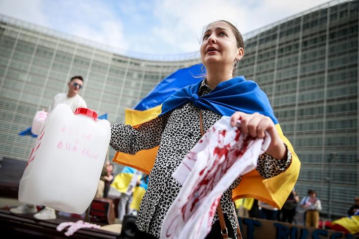 Oroszország elleni uniós olajembargót követelő ukrán tüntetők Brüsszelben 2022. május 16-án. Fotó: EPA/STEPHANIE LECOCQ