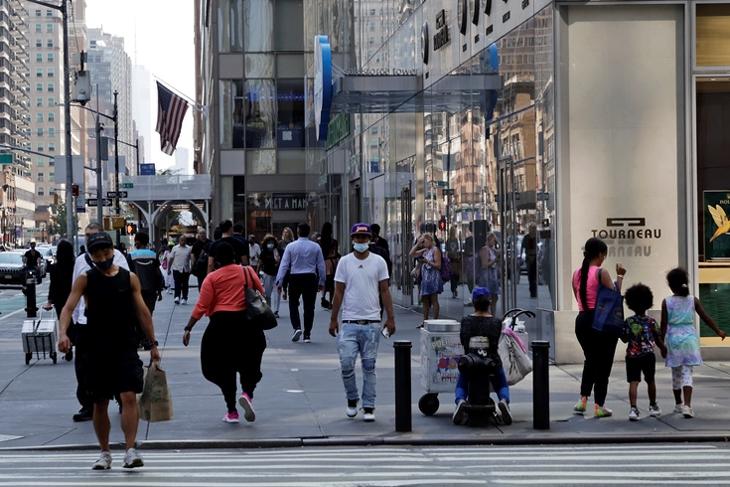 Járókelők New Yorkban 2021. augusztus 12-én. Fotó: EPA/JASON SZENES