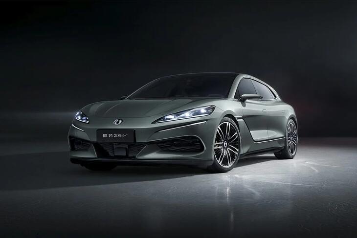 A BYD A Z9 GT például komoly kihívást jelent az európai prémiumautók számára is