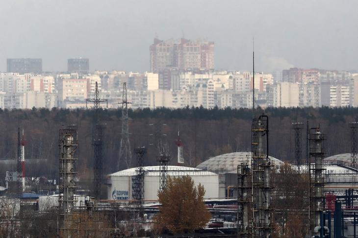 Kinek fognak szállítani? A Gazprom Neft orosz olajipari cég moszkvai kőolaj-finomítója. Fotó:  EPA/MAXIM SHIPENKOV