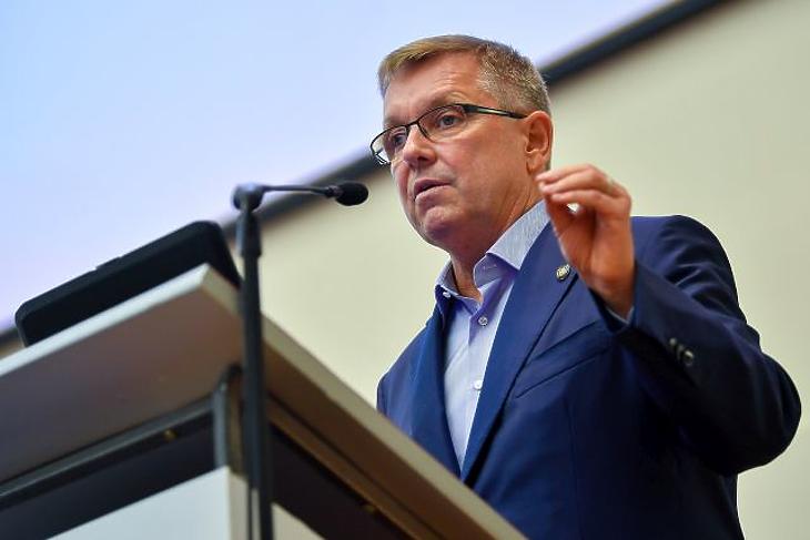Mostantól 10 évig az adófizetők viselik a NER-nagyvállalatok kockázatát