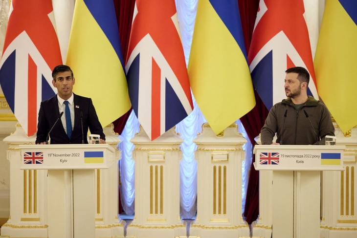 Az ukrán elnöki sajtószolgálat által közreadott képen Volodimir Zelenszkij ukrán elnök és Rishi Sunak brit miniszterelnök a kijevi megbeszélését követő sajtóértekezleten 2022. november 19-én, az Ukrajna elleni orosz háború alatt. MTI/EPA