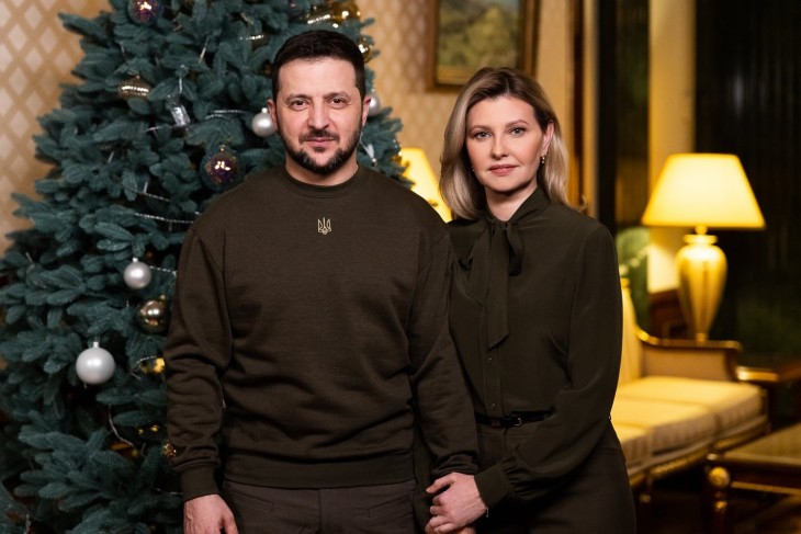 Volodimir Zelenszkij felesége, Olena oldalán. A képet az új évi üzenettel együtt tették közzé. Fotó: Twitter