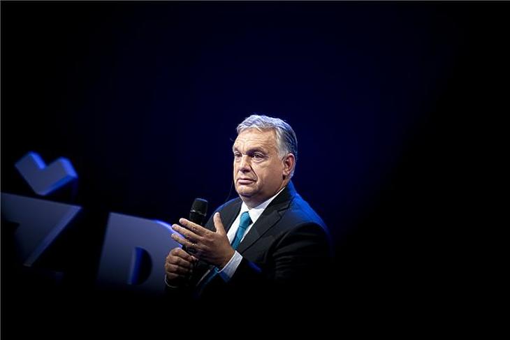 Orbán Viktor miniszterelnök részt vesz Andrej Babis cseh kormányfő társaságában (a képen nem látható) a kormányzó centrista ANO mozgalom választási gyűlésén az észak-csehországi Ústí nad Labem-i városi színházban 2021. szeptember 29-én. (Fotó: MTI/Miniszterelnöki Sajtóiroda/Benko Vivien Cher)