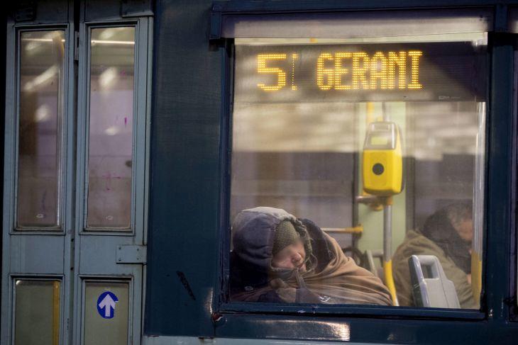 Hajléktalan alszik egy buszon Rómában. (Korábbi felvétel. EPA/MASSIMO PERCOSSI) 