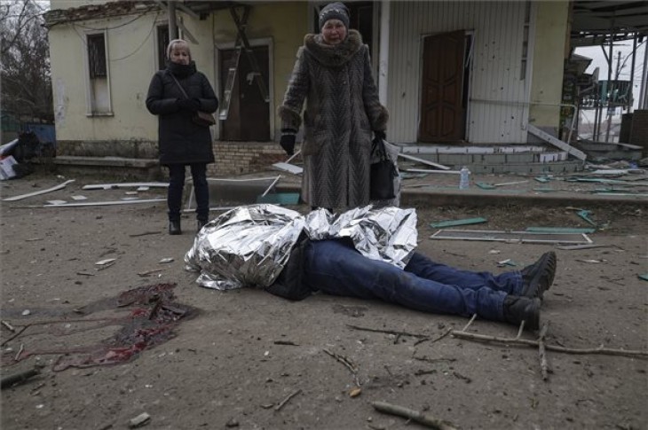 Orosz támadásnak áldozatul esett 34 éves fia, Mihajlo Kovalenko letakart holttesténél áll egy nő a kelet-ukrajnai Donyecki területen levő Kosztjantynivkában 2023. január 28-án. Fotó: MTI/AP/Andrij Dubcsak