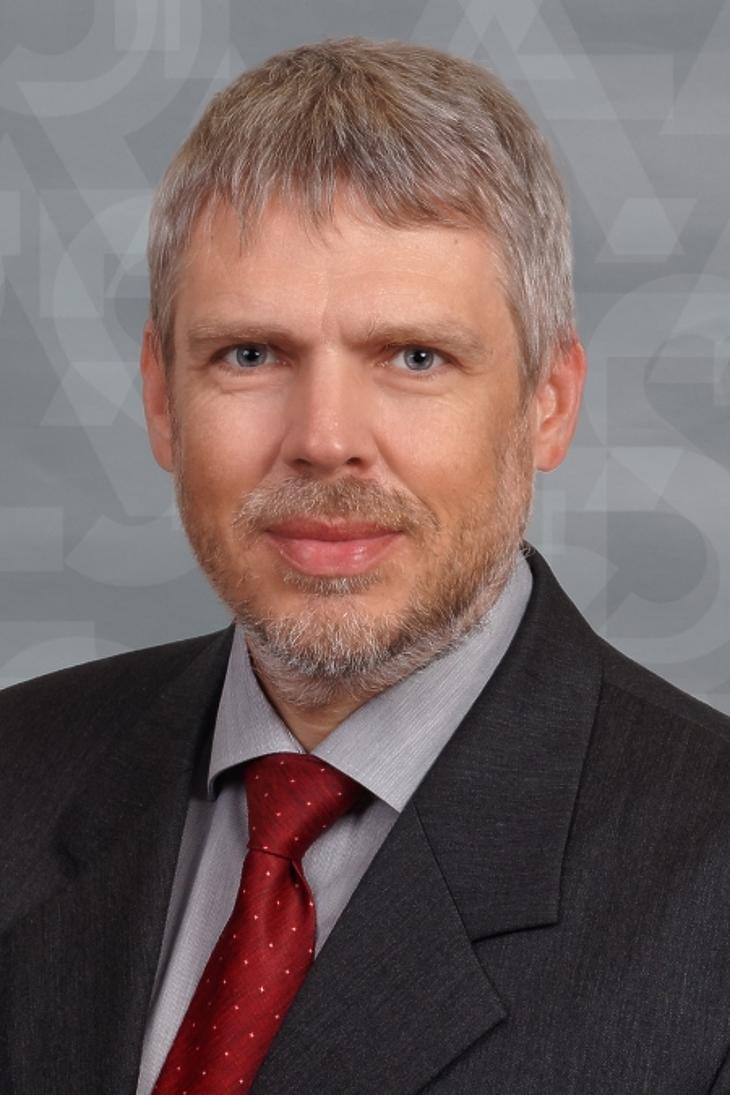 Visszatér a Stratis-hez Radnóti Tibor