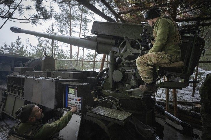 Ukrán tüzérek az orosz állásokat készülnek lőni egy Bohdana önjáró löveggel január végén. A Bohdana ugyan ukrán fejlesztés, de szintén a most hiánycikknek számító NATO-szabvány 155 milliméteres lőszert használja. Fotó: MTI/AP/Efrem Lukackij 